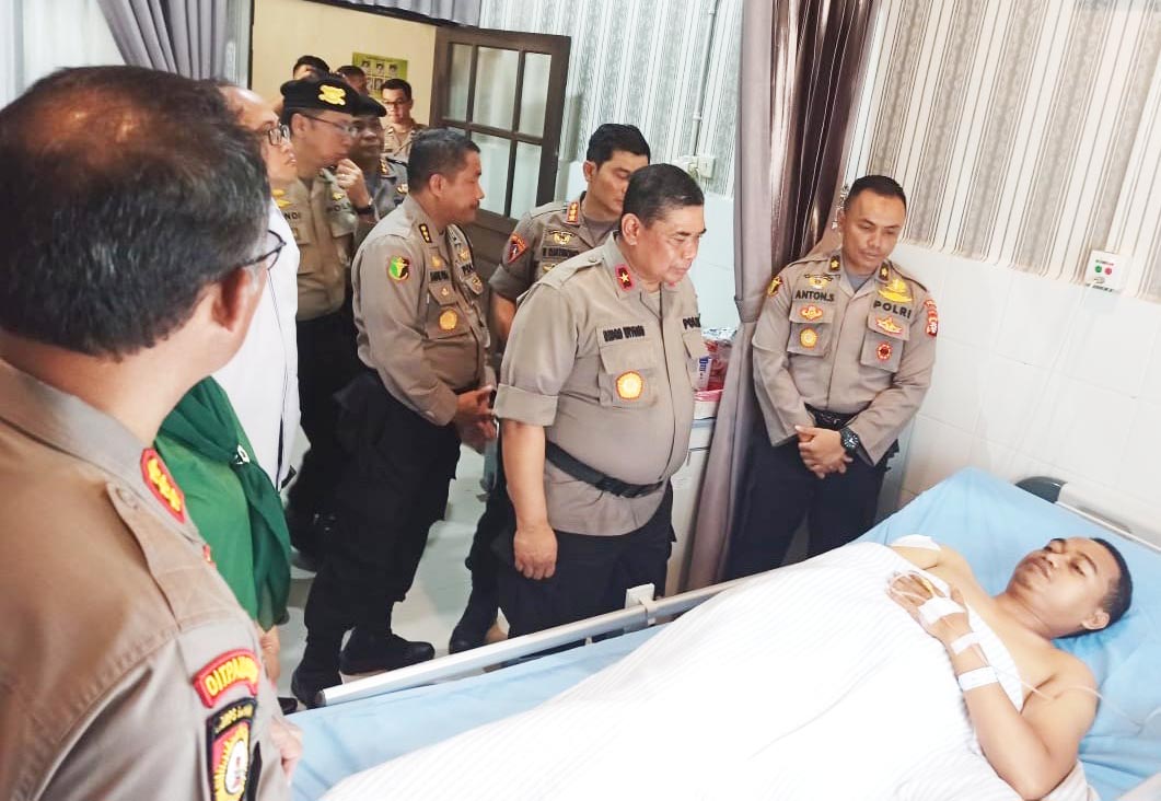 Wakapolda Kalteng Besuk Anggotanya yang Terluka Saat Bertugas