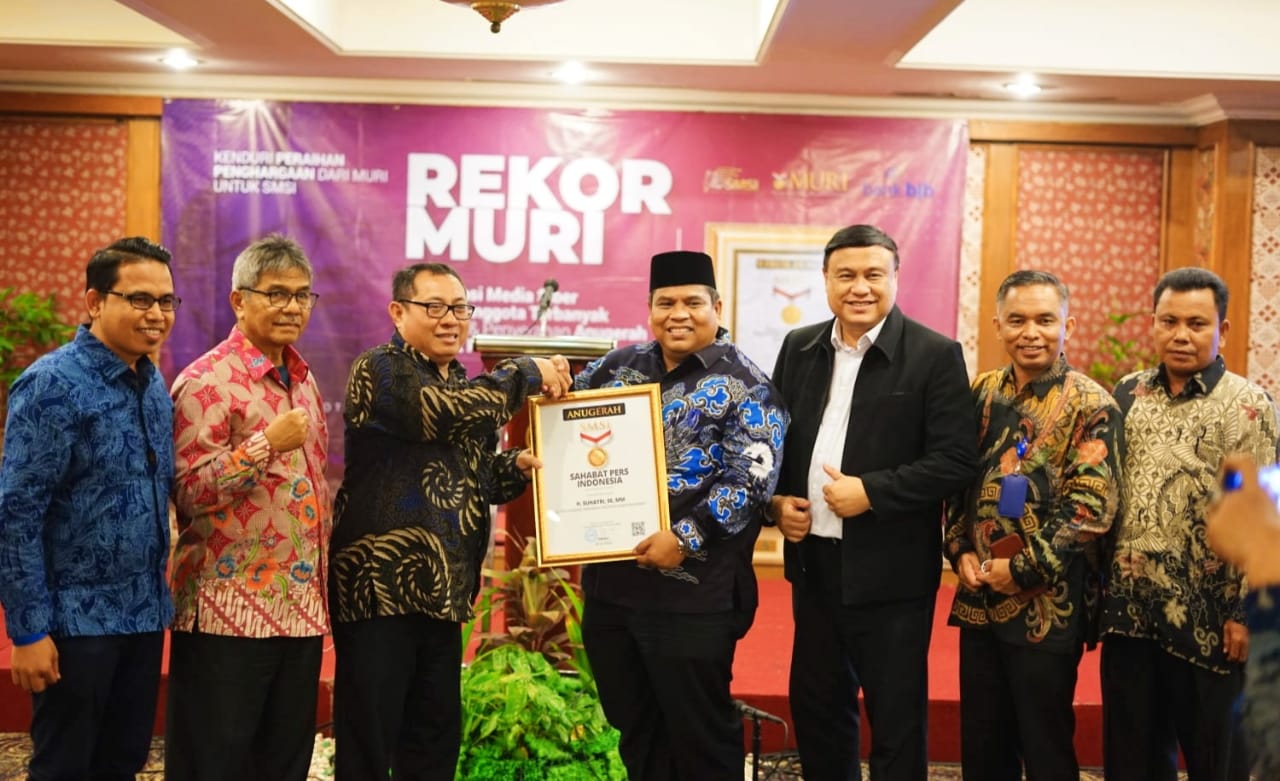 Suhatri Bur  Bupati Padangpariaman Raih Penghargaan Sahabat Pers Indonesia dari SMSI