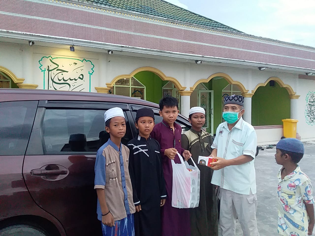 SMSI Kalteng Berbagi Takjil Berbuka Puasa untuk Remaja Masjid dan Anak-anak Panti Asuhan