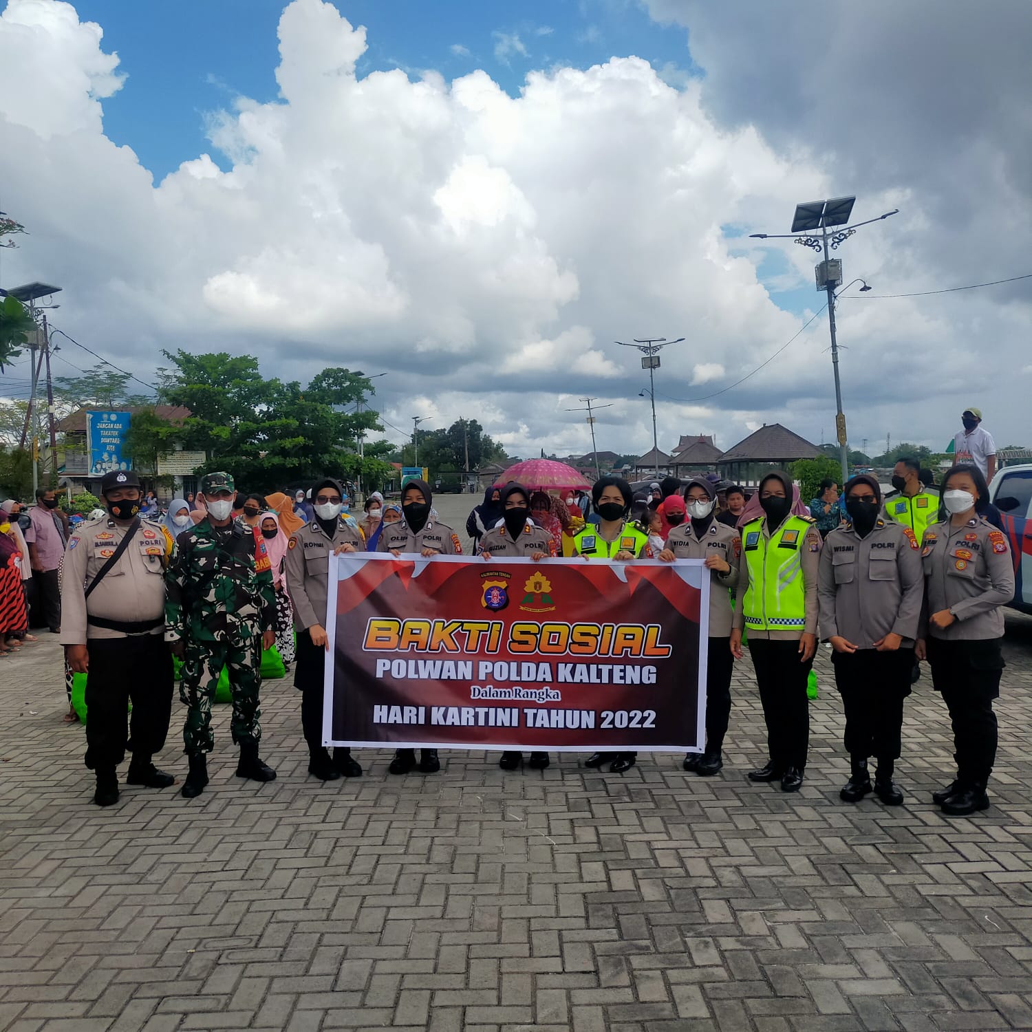 Peringati Hari Kartini, Polwan Polda Kalteng Bagikan 150 Paket Sembako