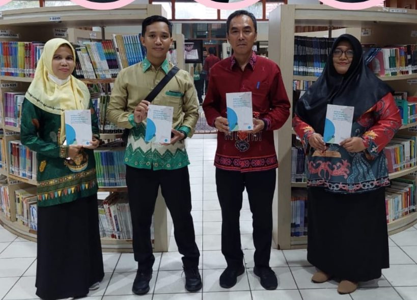 Penulis Buku BK Madrasah Serahkan Buku ke Dinas Perpustakaan dan Kearsipan Provinsi