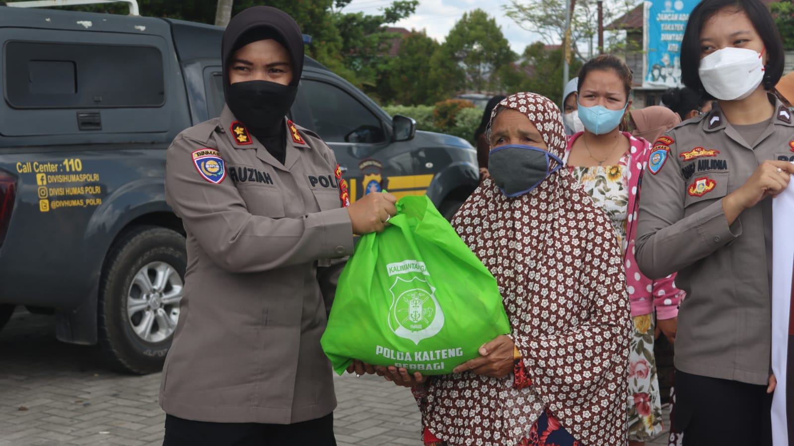 Peringati Hari Kartini, Polwan Polda Kalteng Bagikan 150 Paket Sembako