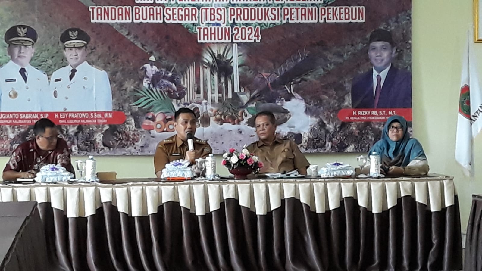 Plt Kadisbun Kalteng Buka Rapat Penetapan Harga Kelapa Sawit Produksi Pekebun periode I bulan Februari 2024