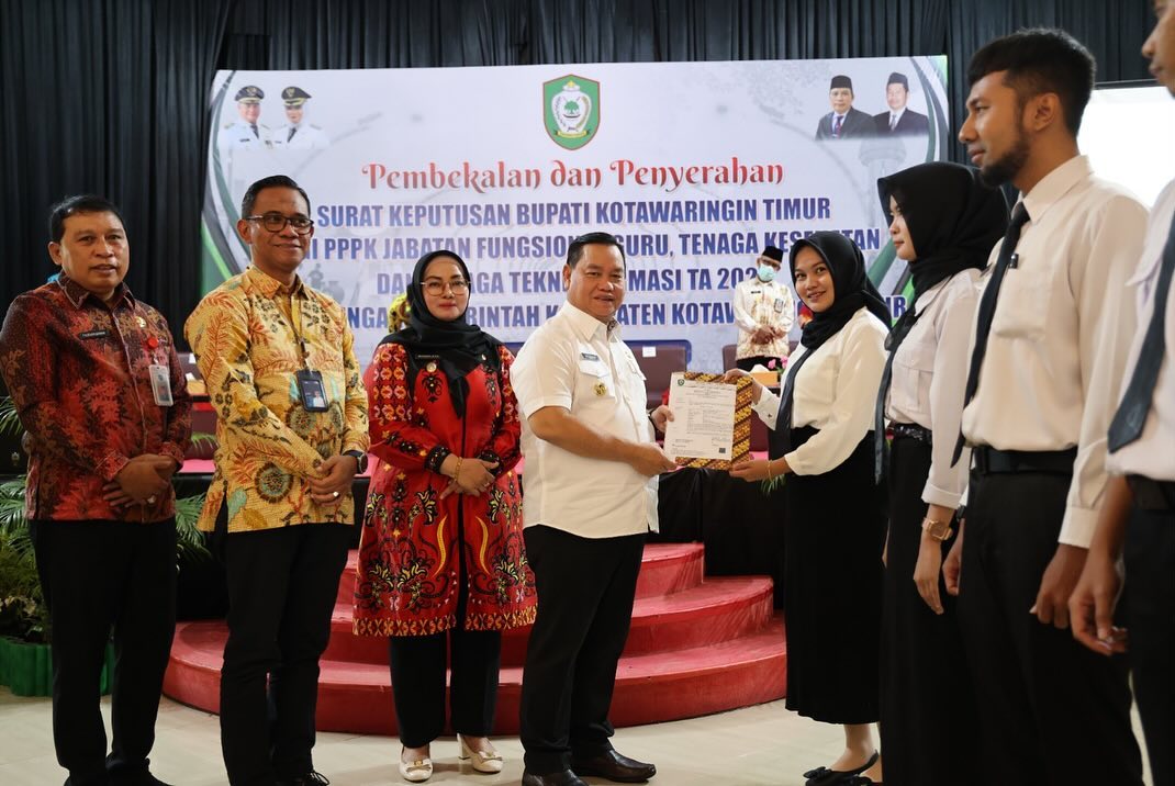 Serahkan SK PPPK, Bupati Kotim Ingatkan ASN Berikan Pelayanan Terbaik untuk Masyarakat 1 Serahkan SK PPPK, Bupati Kotim Ingatkan ASN Berikan Pelayanan Terbaik untuk Masyarakat