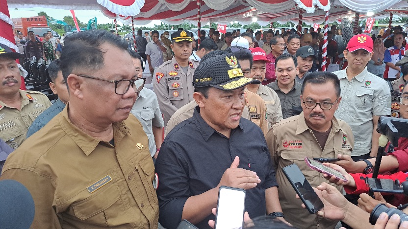 Kadislutkan Darliansjah Dampingi Wagub Kalteng Tebar Perdana Benur Udang Vaname