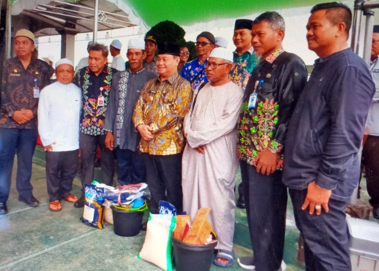 Bupati Kotim H Halikinnoor Berikan Bantuan Korban Kebakaran 1 Bupati Kotim H Halikinnoor Berikan Bantuan Korban Kebakaran