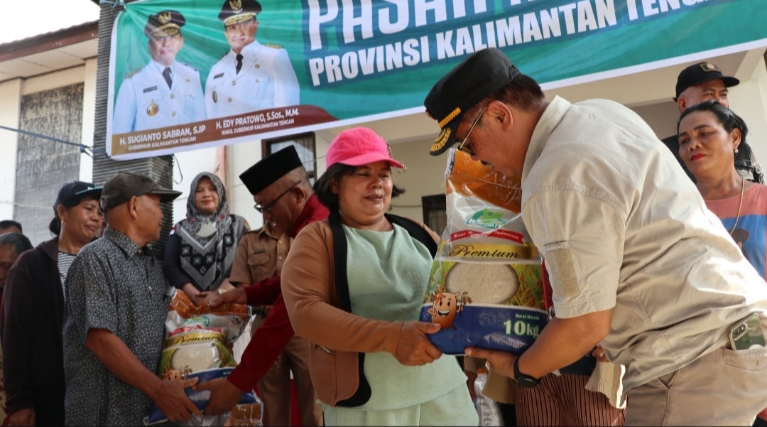 Mewakili Gubernur, Plh Asisten Pemkesra Salurkan 10 Ton Beras Subsidi ke Kecamatan Tewah