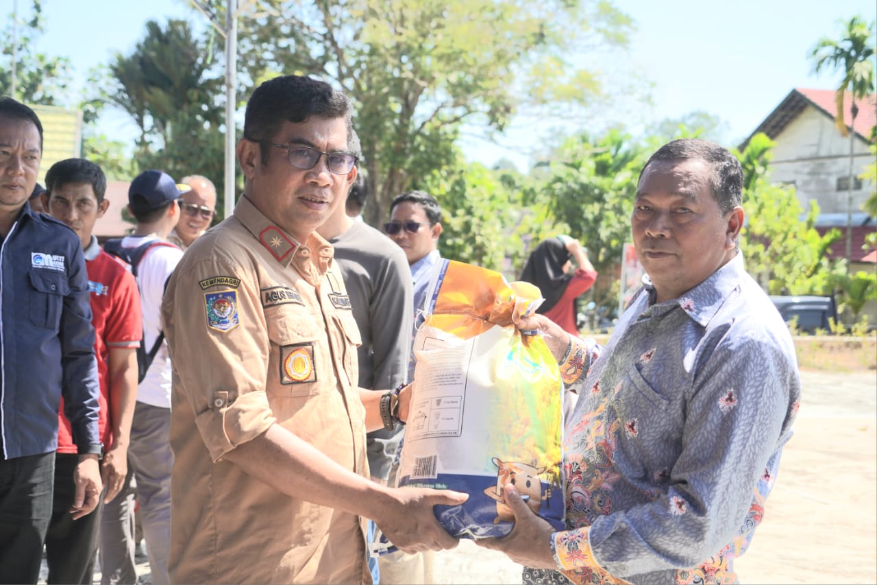 Kepala Diskominfosantik Agus Siswadi Buka Pasar Murah di Kecamatan Lahei Kabupaten Barito Utara
