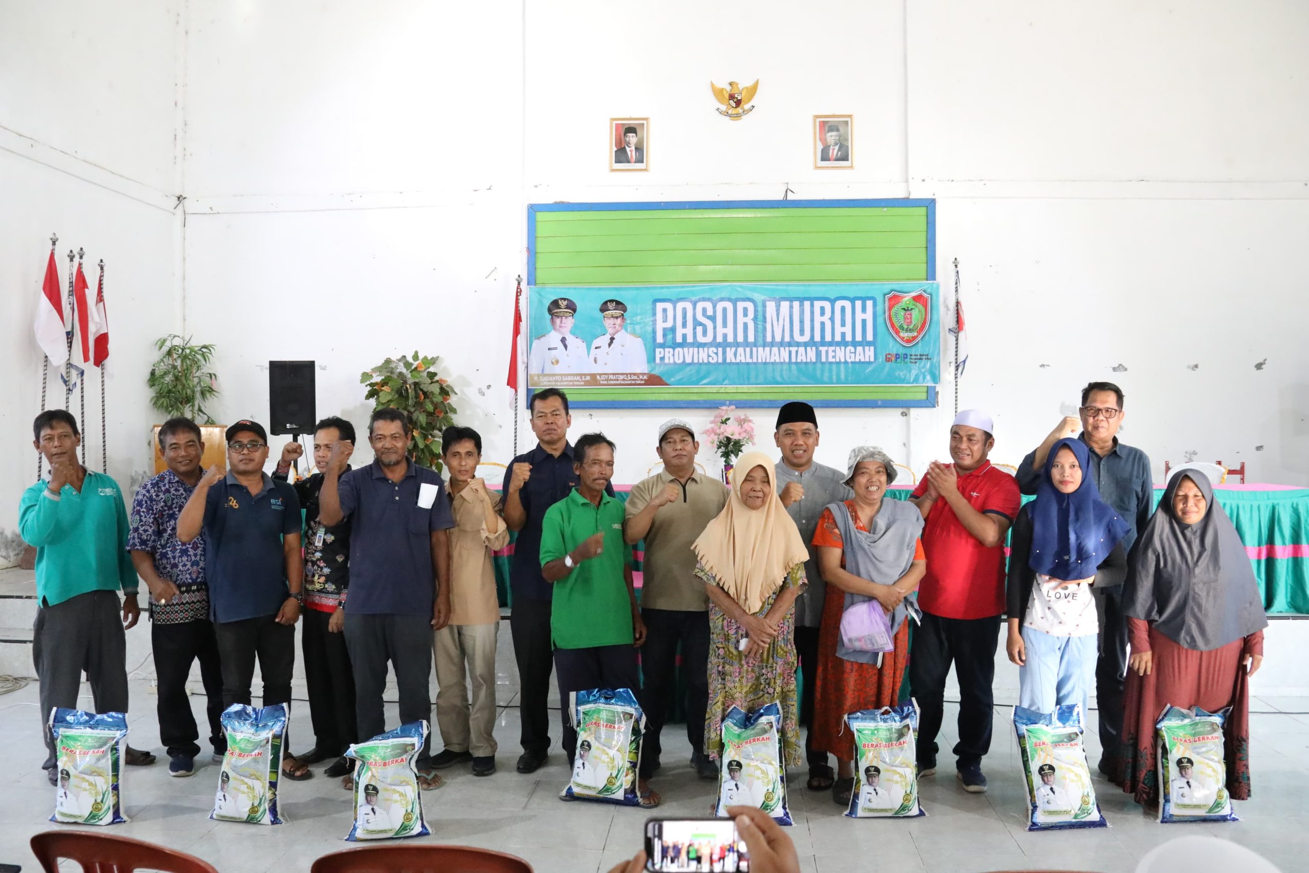 Pemprov Kalteng Salurkan 20 Ton Beras untuk Masyarakat Desa Kumpai Batu Bawah