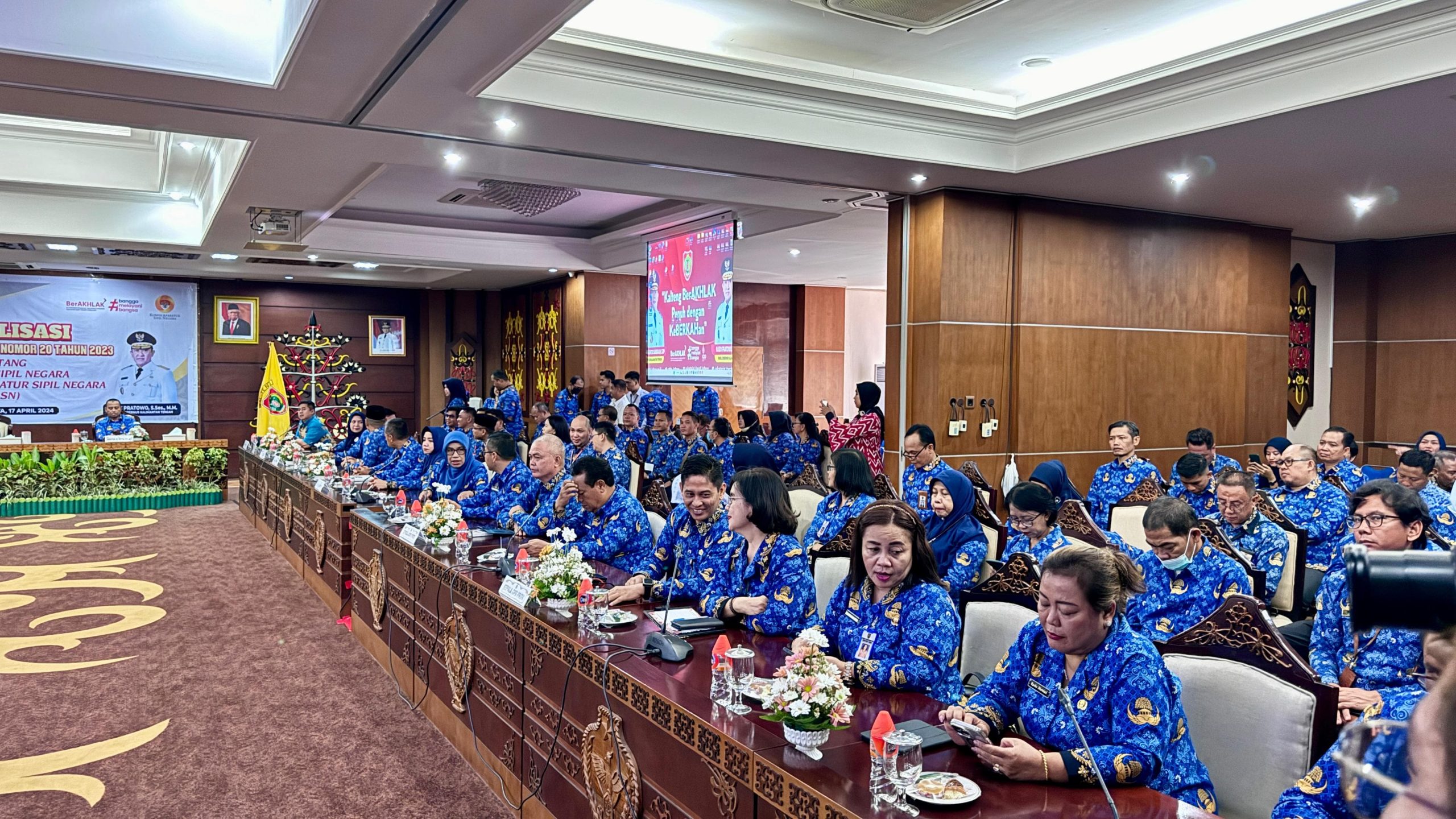 Pj Sekda Barito Utara Hadiri Acara Sosialisasi UU Nomor 20 Tahun 2023 tentang ASN 2 Pj Sekda Barito Utara Hadiri Acara Sosialisasi UU Nomor 20 Tahun 2023 tentang ASN