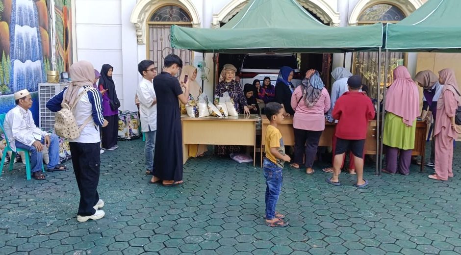 Jelang Idul Fitri, H Tajeri Bagikan Beras Premium untuk Masyarakat di Kelurahan Melayu