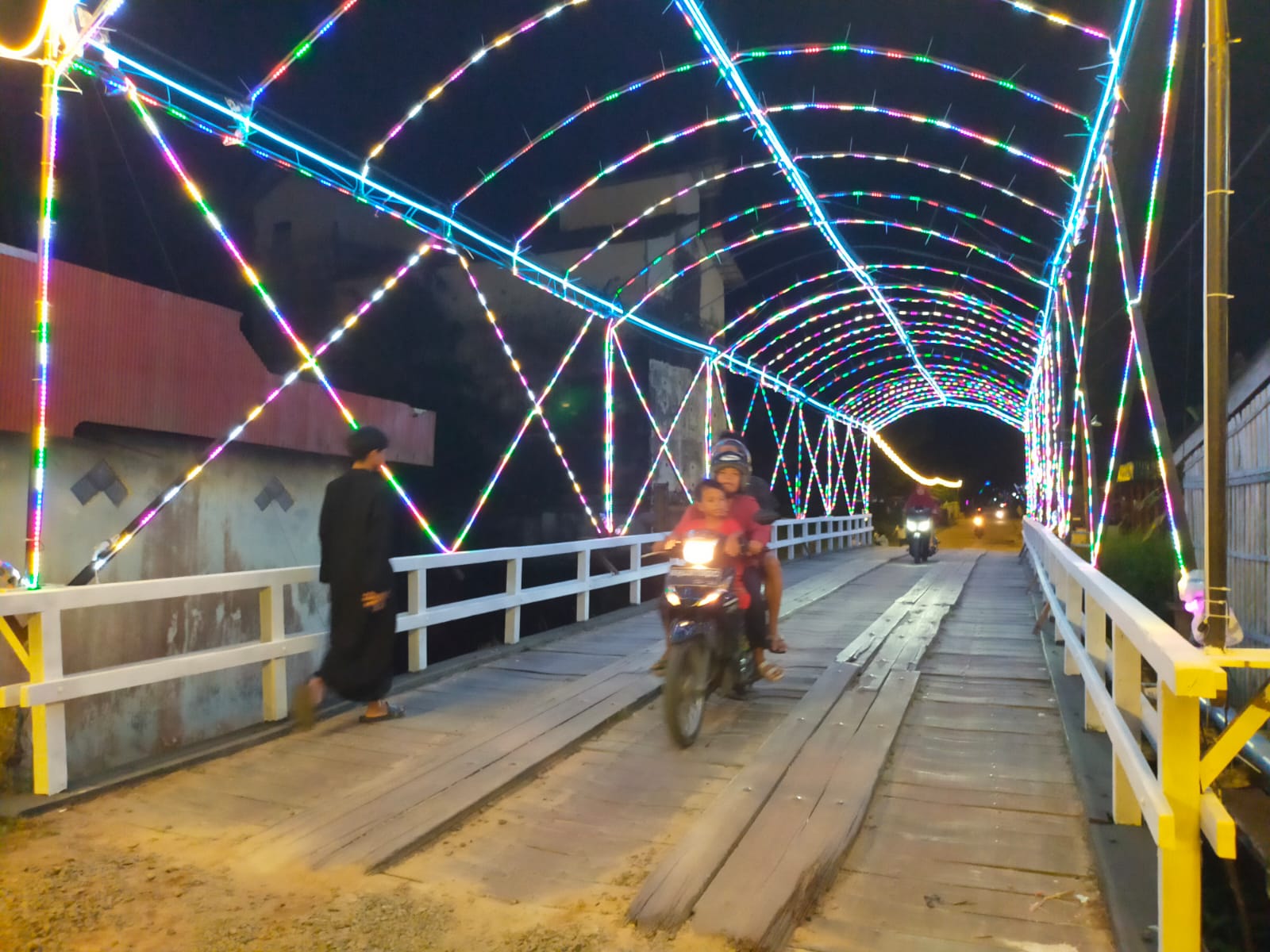 Jalan Pahlawan H Umar Hasyim Berkilau Cahaya