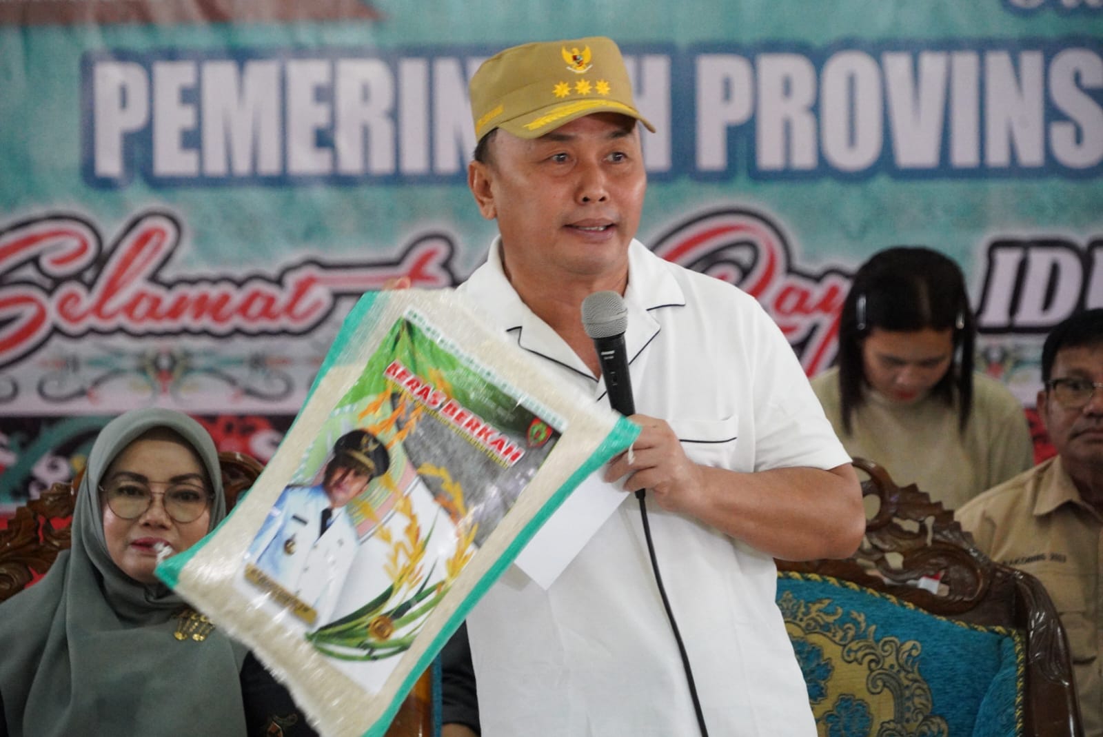 Gubernur Sugianto Sabran Buka Pasar Murah Sekaligus Serahan Hewan Qurban di Kabupaten Kotim