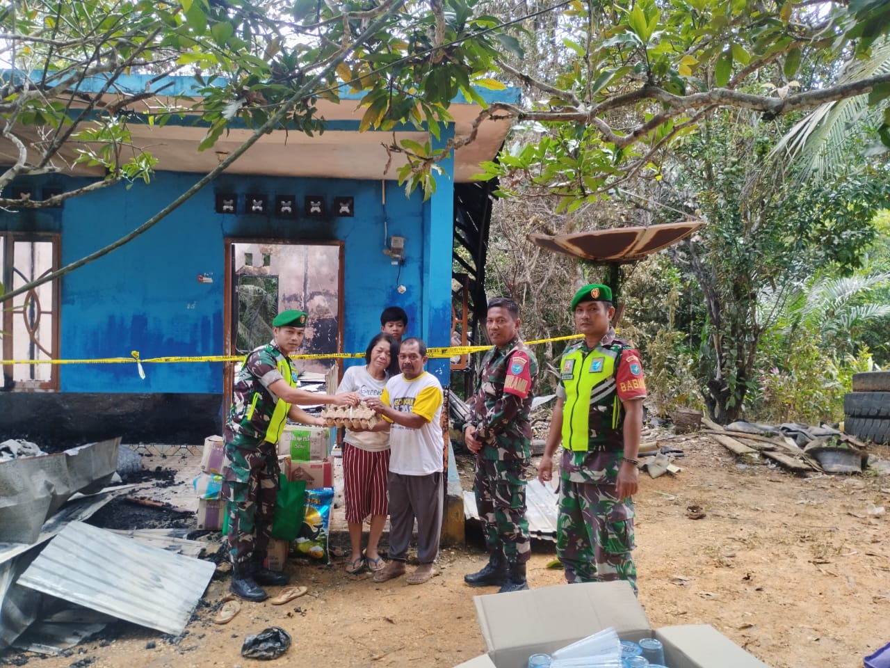 Danramil 1013-06 Lahei Berikan Bantuan Kepada Masyarakat yang Terkena Musibah Kebakaran