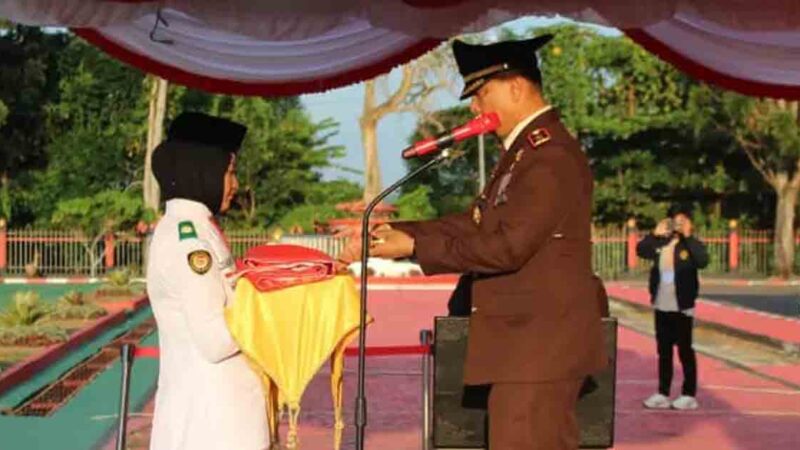 Kajari Mura Irup Penurunan Bendera HUT Kemerdekaan RI ke-79