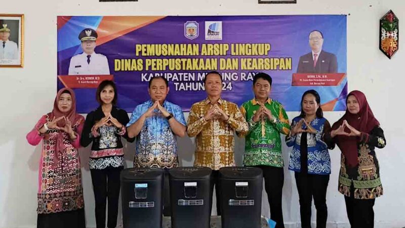 Asisten III Setda Mura Secara Simbolis Laksanakan Pemusnahan Arsip