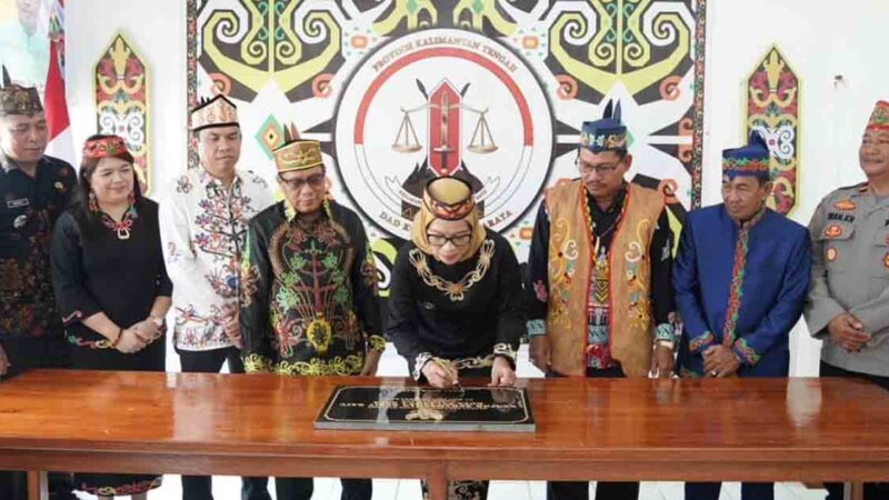 Subandi Hadiri Pelantikan Damang Kepala Adat Kecamatan Bukit Batu