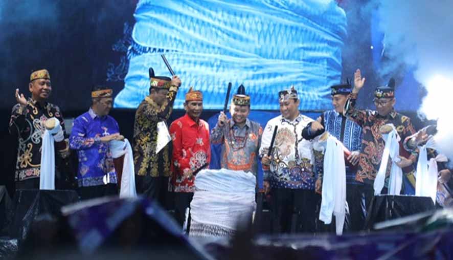Gubernur Kalteng Agustiar Sabran Buka Festival Budaya Isen Mulang Tahun 2025