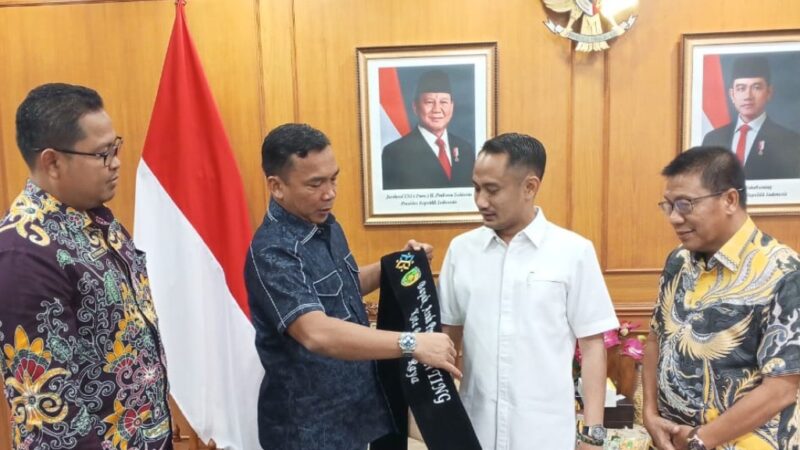 Ketua DPRD Dampingi Pengukuhan Wali Kota Palangka Raya sebagai Bapak Program Genting oleh Kemendukbangga
