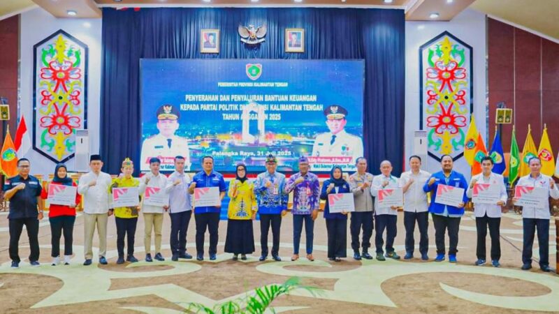 Plt Sekda Kalteng Serahkan Bantuan Keuangan Kepada 9 Parpol