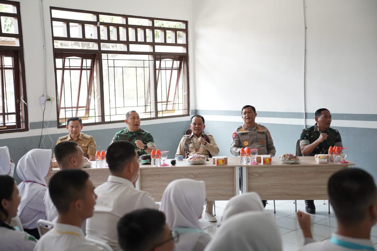 Tiga Jendral TNI dan POLRI Turut Berikan Motivasi Peserta MPLS SMA, SMK dan SKH se-Kalteng 1 Tiga Jendral TNI dan POLRI Turut Berikan Motivasi Peserta MPLS SMA, SMK dan SKH se-Kalteng