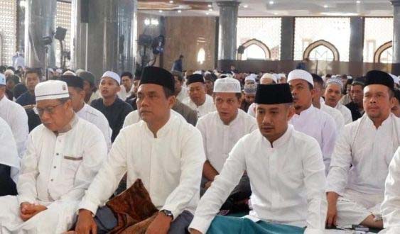 Ketua DPRD Kota Palangka Raya Laksanakan Salat Iduladha di Masjid Kubah Kecubung