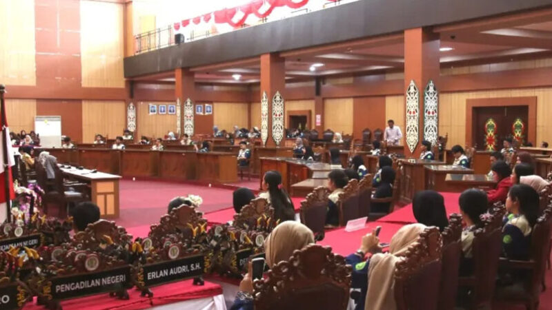 Mahasiswa Fisipol UMPR Kuliah Lapangan ke DPRD Kota Palangka Raya