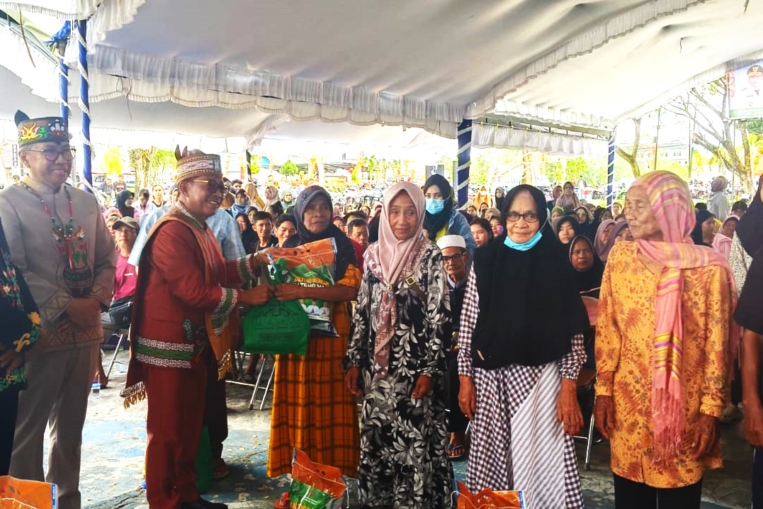 Pemprov Kalteng dan Pemkab Mura Salurkan Ribuan Paket Sembako Gratis