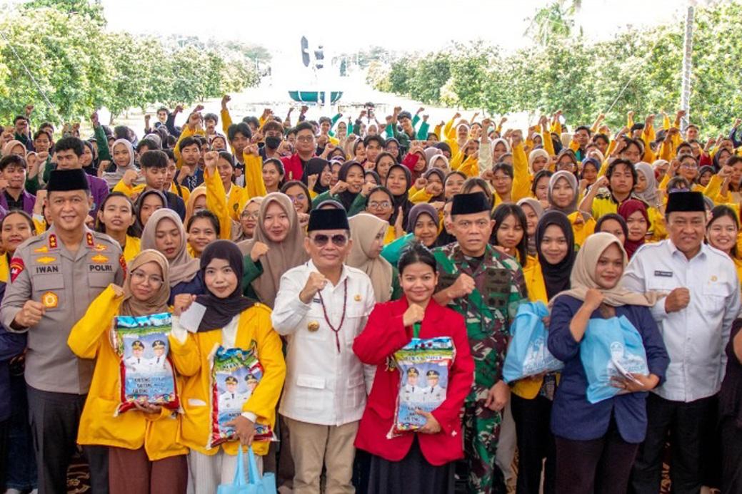 Bentuk Kepedulian, Gubernur Kalteng Gratiskan 3.000 Paket Sembako bagi Mahasiswa di Tengah Efisiensi Anggaran