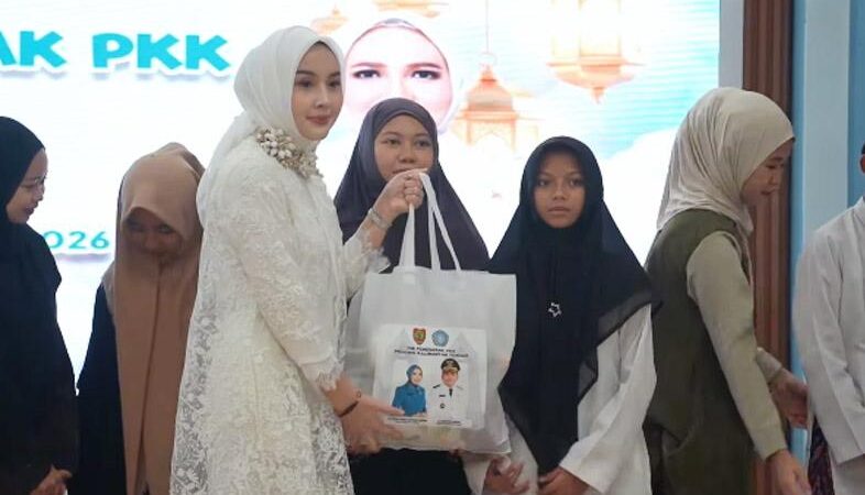 Peringati HKG PKK ke-54, TP PKK Kalteng Serahkan 250 Paket Bantuan untuk Panti Asuhan