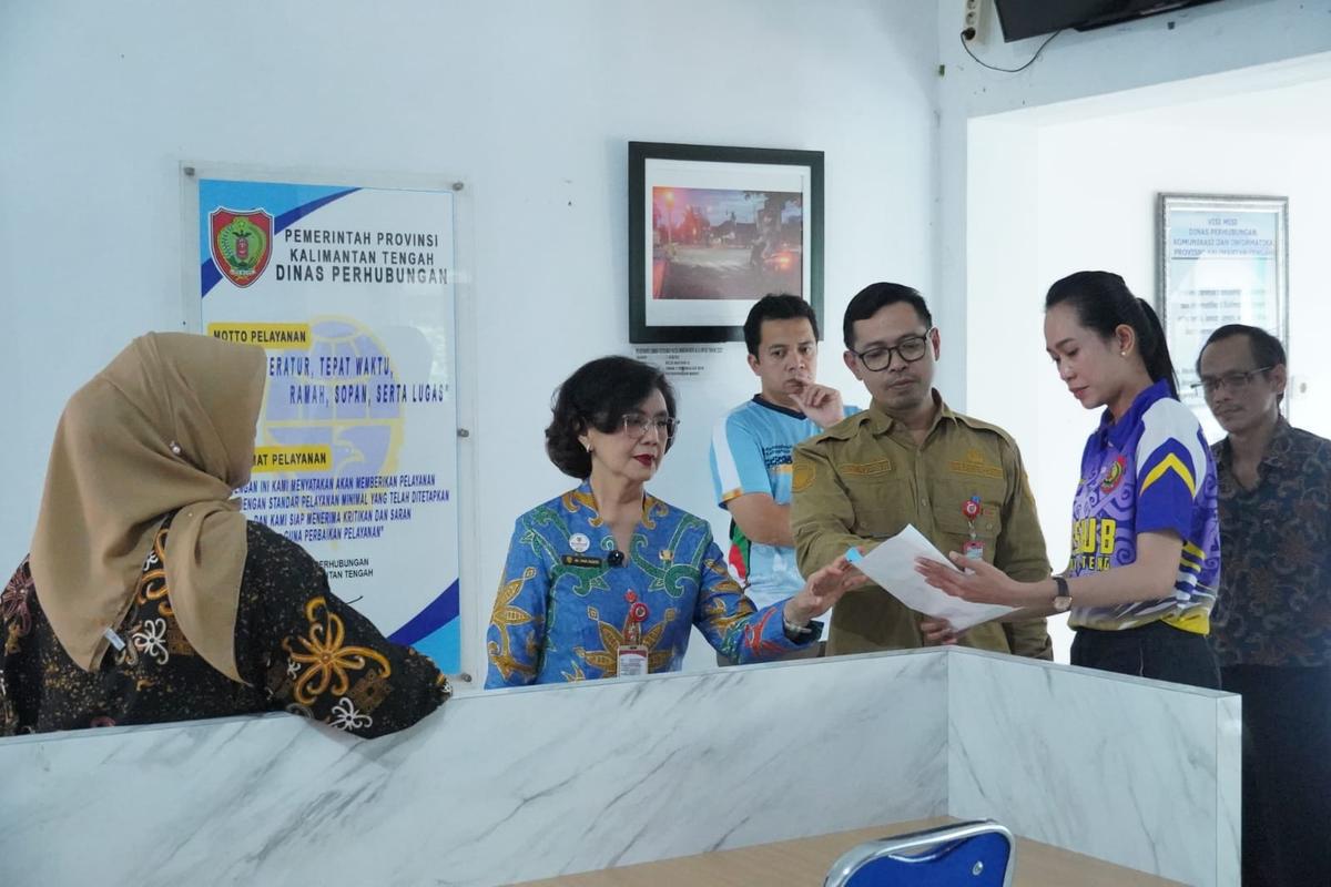 Pj. Sekda Kalteng Tinjau Sejumlah OPD Pastikan Disiplin ASN dan Optimalisasi Pelaksanaan WFO/WFH 1 Pj. Sekda Kalteng Tinjau Sejumlah OPD Pastikan Disiplin ASN dan Optimalisasi Pelaksanaan WFO/WFH