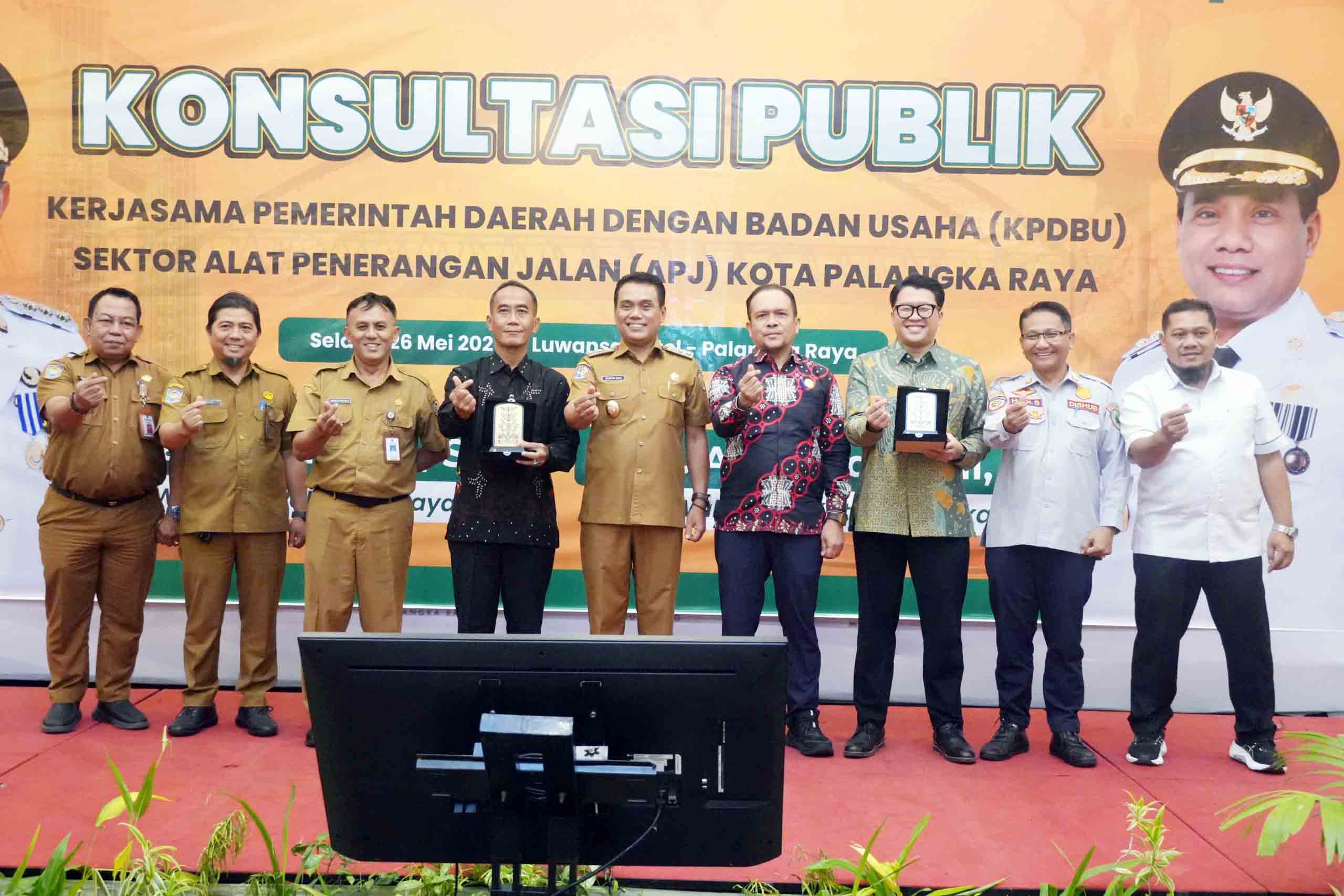 Anggota Komisi II DPRD Hadiri Konsultasi Publik KPDBU Alat Penerangan Jalan 1 Anggota Komisi II DPRD Hadiri Konsultasi Publik KPDBU Alat Penerangan Jalan