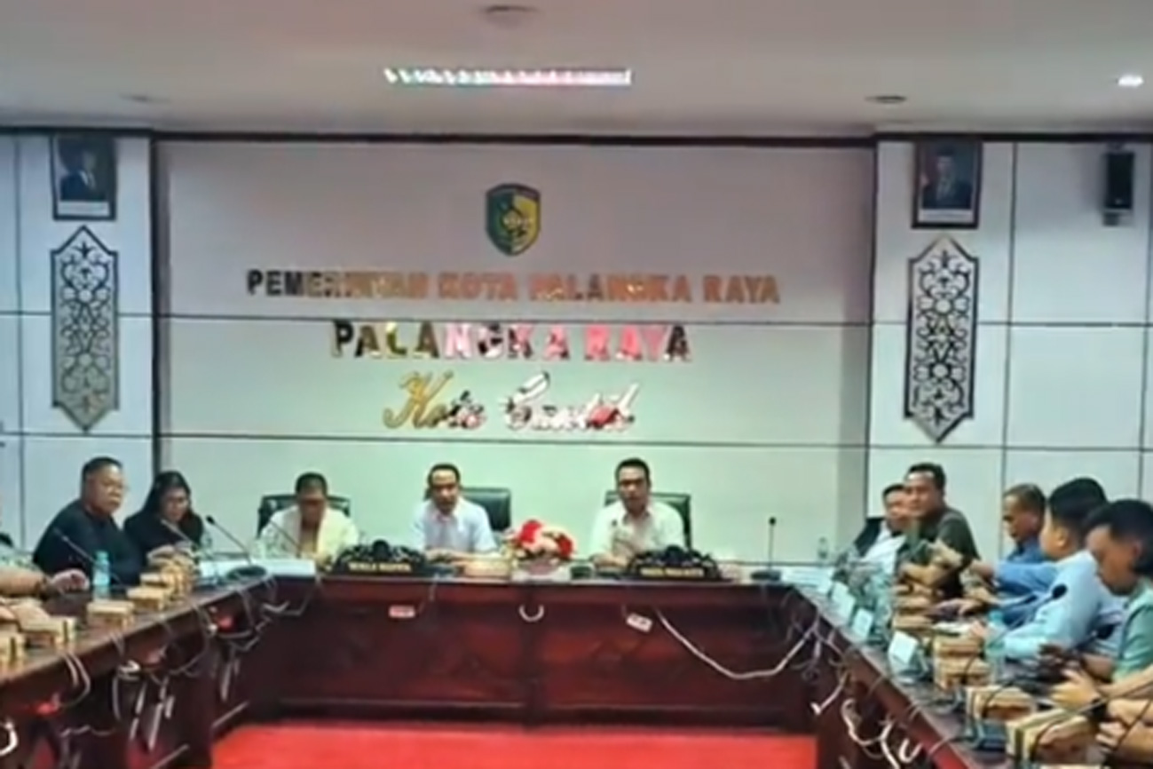 DPRD Kota Palangka Raya Hadiri Rakor Distribusi dan Ketersediaan BBM 1 DPRD Kota Palangka Raya Hadiri Rakor Distribusi dan Ketersediaan BBM