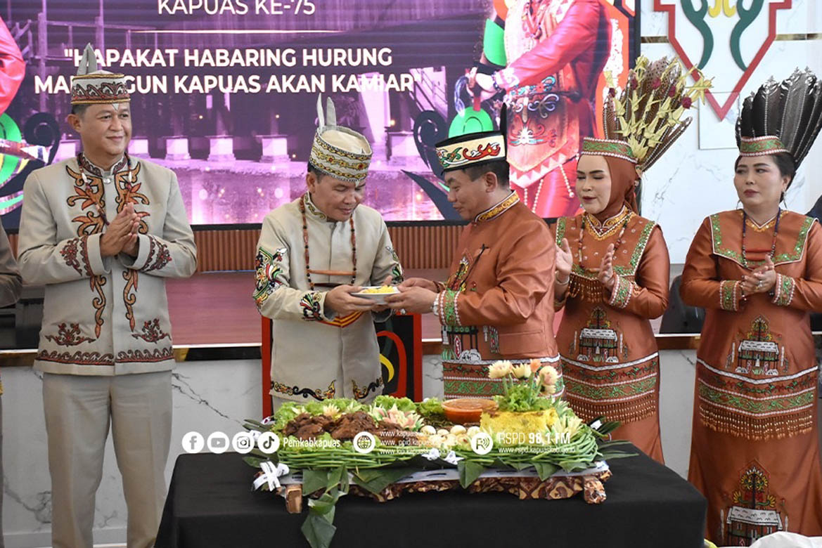 Gubernur Kalteng dan Unsur Pimpinan Daerah Jalin Kebersamaan dalam Syukuran Hari Jadi Kapuas 1 Gubernur Kalteng dan Unsur Pimpinan Daerah Jalin Kebersamaan dalam Syukuran Hari Jadi Kapuas
